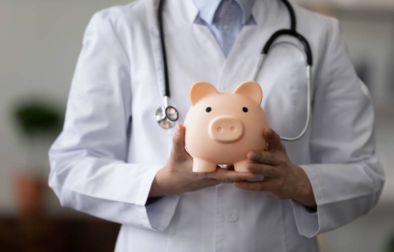 Een dokter heeft een spaarpot vast dat het kiezen van een ziekenfonds in België representeert.
